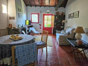 uma sala de estar com uma mesa e um sofá em Quinta de Pindela - Natureza e Tradicao em Vila Nova de Famalicão