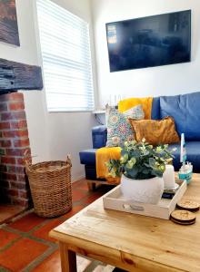 un soggiorno con divano blu e tavolo di Flamink Beach View Cottage in Paternoster a Paternoster