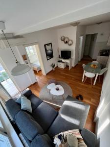 ブドヴァにあるSunny apartmentsの青いソファとテーブルのあるリビングルーム