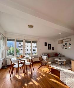 ブドヴァにあるSunny apartmentsのテーブルとソファのあるリビングルーム