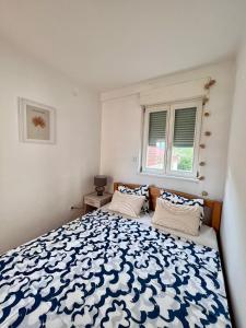 ブドヴァにあるSunny apartmentsのベッドルーム1室(青と白のベッド1台、枕2つ付) +37枚の写真