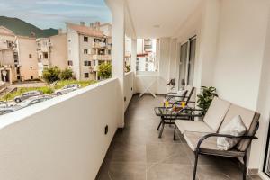 科托尔Paun apartment的景观公寓阳台,配有沙发和椅子