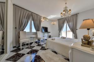 a bedroom with a bed with a teddy bear on it at Villa FORTUNA - Apartamentos у Estudios para vacaciones con territorio y piscina común, Calpe in Calpe