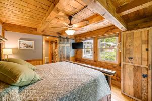 una camera da letto con un letto in una stanza con soffitti in legno di Ronda Home with Hot Tub and Fire Pit, Near Wineries! a Ronda Altre 34 foto