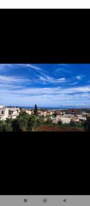 een uitzicht op een stad met gebouwen en een blauwe lucht bij villa da sogno in vetro in Castellammare del Golfo +10 foto's