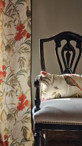 卡法亞特的住宿－比庫尼亞葡萄酒別墅精品酒店，靠墙的带枕头的椅子