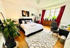 1 dormitorio con cama y escritorio en LEITH WALK VILLA budget guest house, en Edimburgo