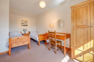 Katil atau katil-katil dalam bilik di Courtyard Cottages Rose Cottage +16 gambar