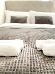 Een bed of bedden in een kamer bij Gravesend 1 Bedroom Flat 2 Min Walk to Station & Town Centre - longer stays available