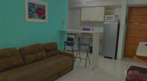 ein Wohnzimmer mit Couch und Küche in der Unterkunft Israel Flat Apt 122 in João Pessoa