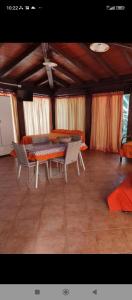 een eetkamer met een tafel en twee stoelen bij villa da sogno in vetro in Castellammare del Golfo