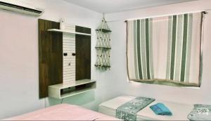 ein Schlafzimmer mit einem Bett und einem Regal und einem Fenster in der Unterkunft Israel Flat Apt 122 in João Pessoa + 17 Fotos