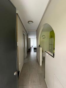 een gang met een boog en een gang met een gang bij Apartamento Miriam in Cudón