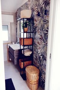 ein Badezimmer mit einem Waschbecken und einem Regal mit Körben in der Unterkunft Apartment on the beach in Roseto in Roseto degli Abruzzi + 35 Fotos