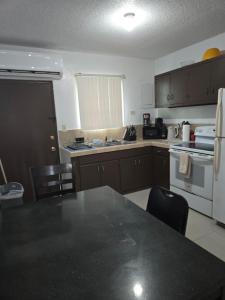 Kuchyň nebo kuchyňský kout v ubytování 2Bed1Bath - Heart of Guam