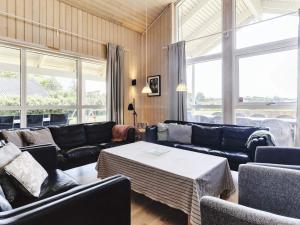Four-Bedroom Holiday home in Storvorde في Egense: غرفة معيشة مع كنب وطاولة