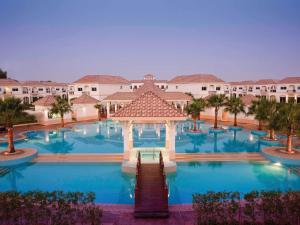 Vistas a un complejo con una gran piscina en Mövenpick Beach Resort Al Khobar, en Bahía de la Media Luna
