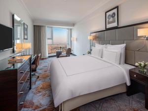فندق سويس اوتيل مكة  في مكة المكرمة: غرفه فندقيه سرير كبير وتلفزيون