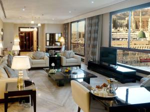 麥地那的住宿－麥地那普爾曼扎姆扎姆酒店，客厅配有家具和大窗户。