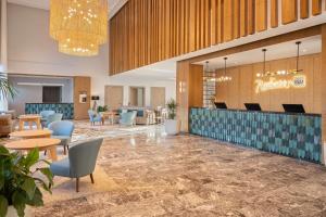 アル・ホセイマにあるRadisson Blu Resort Al Hoceimaのホテルのロビー(テーブルと椅子付)