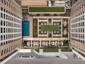 Movenpick Hotel and Residences Riyadh في الرياض: اطلالة علوية على مبنى به برج ساعة