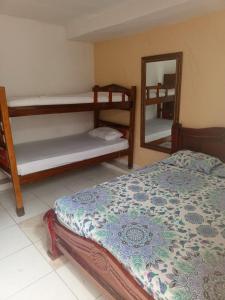 um quarto com 2 beliches e um espelho em Del Castillo Mirador Hostel em Cartagena das Índias