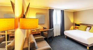 Postel nebo postele na pokoji v ubytování Best Western Hotel Atrium Valence