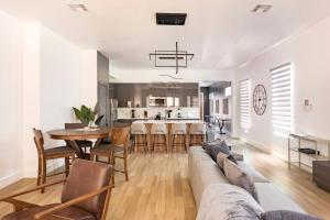 Posezení v ubytování 4 Bedroom 3 Bath Downtown Group Getaway Sleeps 12, Pet Friendly, Private Patio, Walk to Riverwalk, Alamo Dome & Southtown + 46 fotografií