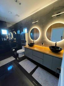 Koupelna v ubytování 4 Bedroom 3 Bath Downtown Group Getaway Sleeps 12, Pet Friendly, Private Patio, Walk to Riverwalk, Alamo Dome & Southtown