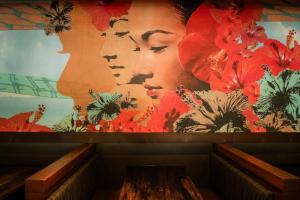 uma grande pintura de duas mulheres numa parede em OUTRIGGER Waikiki Beachcomber Hotel em Honolulu