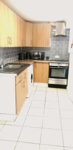 Kuchyň nebo kuchyňský kout v ubytování Evo B - Gravesend 1 Bedroom Flat 2 Min Walk to Station & Town Centre - longer stays available