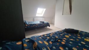 a bedroom with two beds and a window at Appartement en duplex avec 2 chambres in Sint-Genesius-Rode