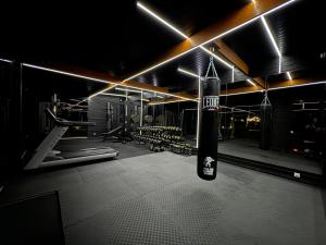 um ginásio de boxe com um saco de boxe pendurado no tecto em Lumi Resort Domki letniskowe z podgrzewanym basenem em Rewal
