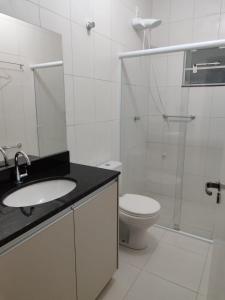 Ванная комната в Casa 02 Fazenda Esperança +14 фотографий