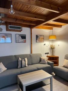 una sala de estar con un sofá y una mesa en Mamá Mila, en Briviesca
