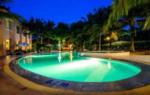 una piscina en un complejo por la noche en Saigon Kimlien Resort Cualo, en Cửa Lô