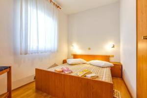Posteľ alebo postele v izbe v ubytovaní Apartments with a parking space Mali Losinj (Losinj) - 8026