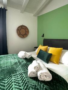 Citroom - green city rooms في أولبيا: غرفة نوم عليها سرير وفوط