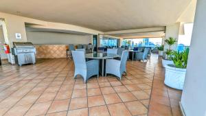 a dining room with a table and chairs at Yc 701-B l Habitacion en av Balboa in Panama City