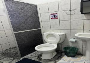 uma casa de banho com um WC, um chuveiro e um lavatório. em Residencial Margarida APART 4 em Presidente Figueiredo