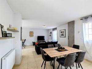 een woonkamer met een tafel en een bank bij Gîte Ardentes, 3 pièces, 6 personnes - FR-1-591-585 in Ardentes