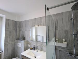 ArdentesにあるMaison calme et charmante au cœur du Berry, près des sites historiques, avec jardin privatif et parking. - FR-1-591-585の洗面台とシャワー付きのバスルーム +26枚の写真