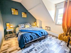 ArdentesにあるMaison calme et charmante au cœur du Berry, près des sites historiques, avec jardin privatif et parking. - FR-1-591-585の青い掛け布団が敷かれたベッドのある寝室