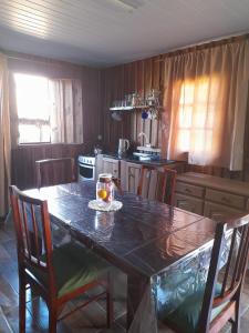 una cocina con una mesa con una naranja. en Sítio pousada e Refúgio lazer e eventos en Santana do Livramento