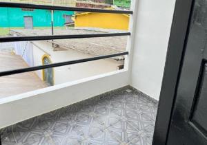 un balcón vacío con puerta y suelo en Residencial Margarida APART 4 en Presidente Figueiredo