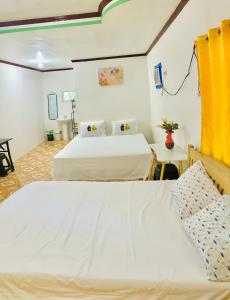 Säng eller sängar i ett rum på Masayay Homestay With Starlink Wifi