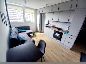 Kuchyňa alebo kuchynka v ubytovaní NeoApartments Lotnicza
