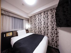 大阪的住宿－APA Hotel Osaka-Kadomashi Ekimae，酒店客房设有床和窗户。