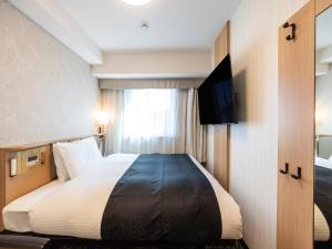 Postel nebo postele na pokoji v ubytování APA Hotel Osaka Kadomashi Ekimae