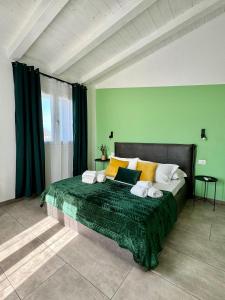 Citroom - green city rooms في أولبيا: غرفة نوم بسرير كبير وبجدران خضراء